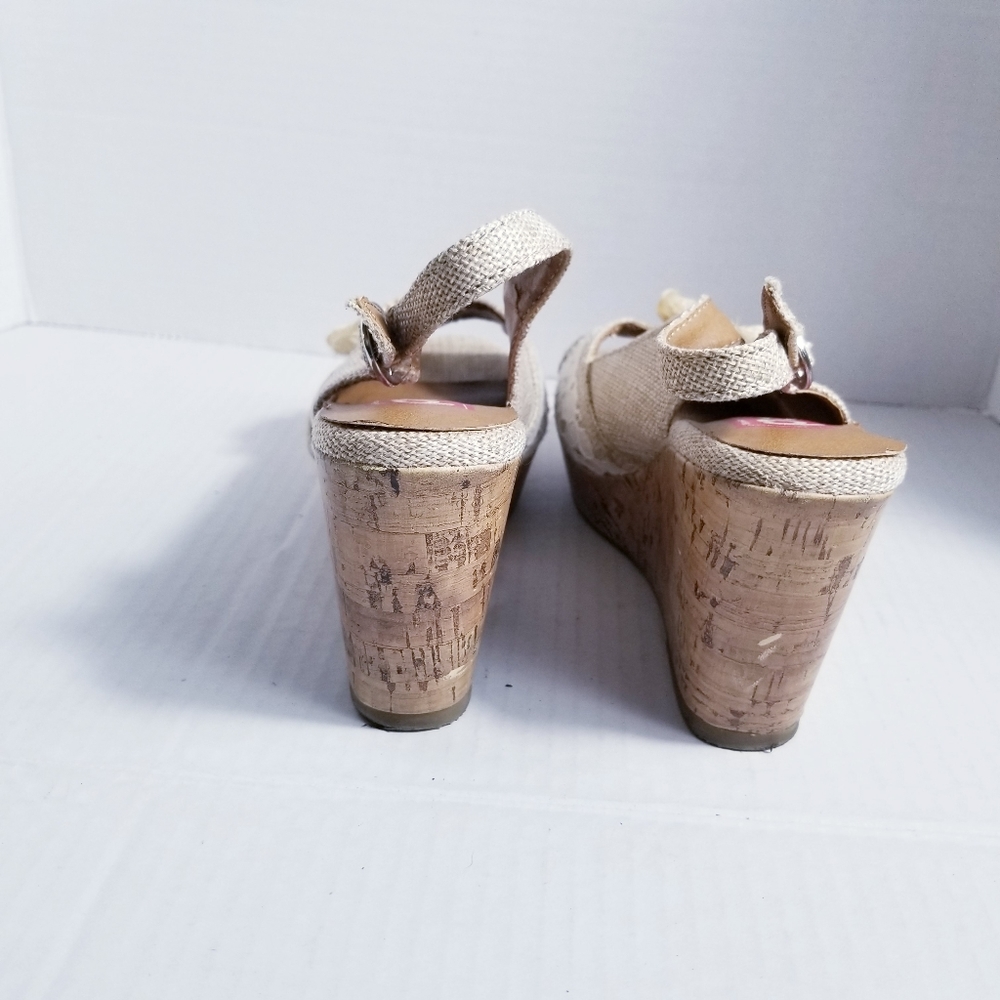 POP KALIE WEDGE SANDALS WITH SLINGBACKS AND FLOWER ON FRONT SIZE 6.5 - Picture 5 of 16